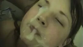 كانت الأم الشابة ترت ...