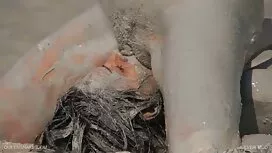 فتاة مدللة تخدم قضيب ...