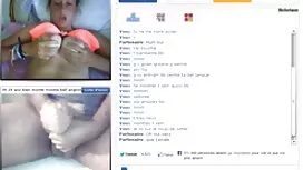 فتاة مع قناع وشكل فل ...
