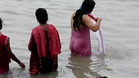 تستيقظ الفتاة مع الل ...