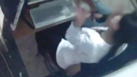 أمي وابنه يعانقان بع ...