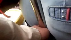 أصدقاء صغار يمارسون  ...