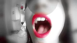 زرع شاب في جوارب الج ...